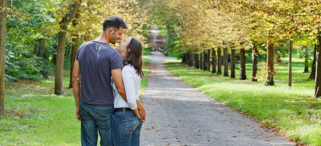 img - couple-walking-in-the-park